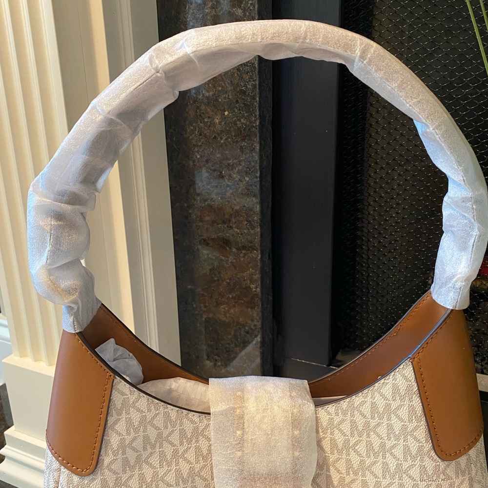 MICHAEL KORS Ilillian Medium Shoulder Bag - Picture 15 of 16